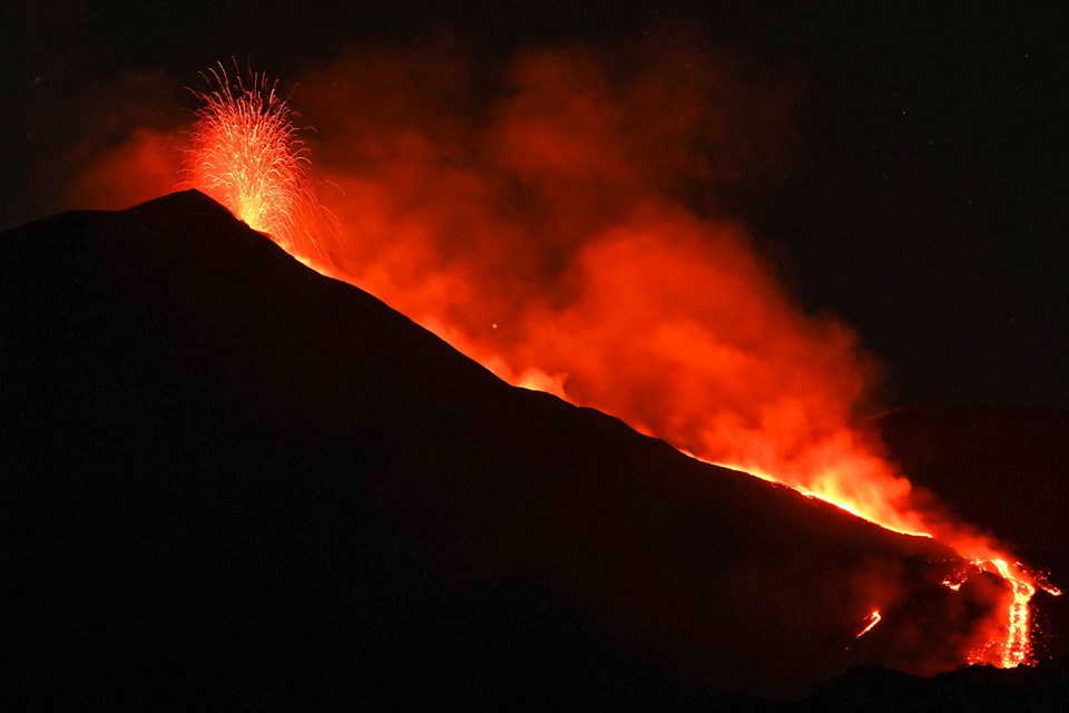 Etna Yanardağı bir kez daha lav püskürttü - 1