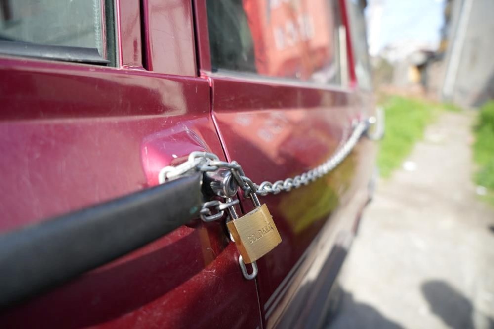 Samsun'da esnaftan hırsızlara karşı ilginç yöntem: Otomobilini zincire vurdu - 1