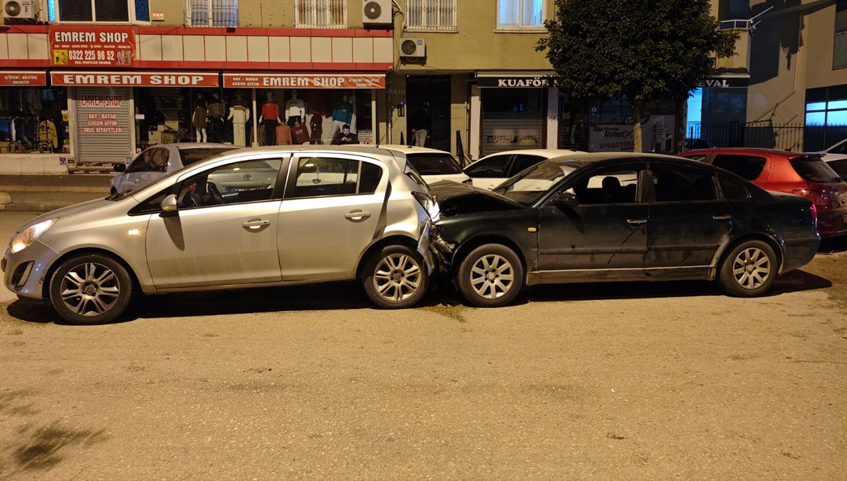 Otomobil, park halindeki 5 araca çarptı: Yaralılar var Otomobil, park halindeki 5 araca çarptı: Yaralılar var