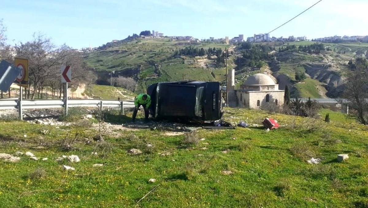 Adıyaman'da hafif ticari araç şarampole devrildi: 7 yaralı