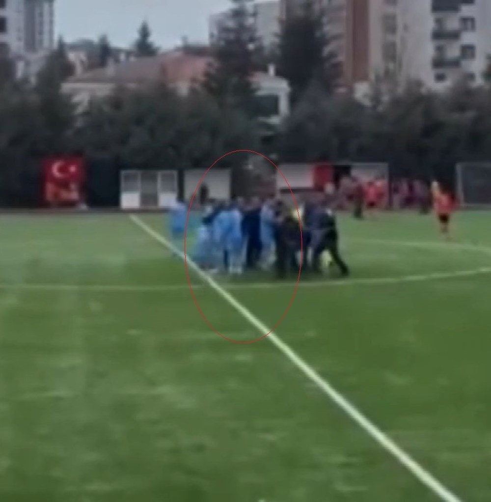 Uzatma dakikalarında gol geldi, futbolcular hakemlere saldırdı: Tekme ve yumruklar havada uçuştu - 4
