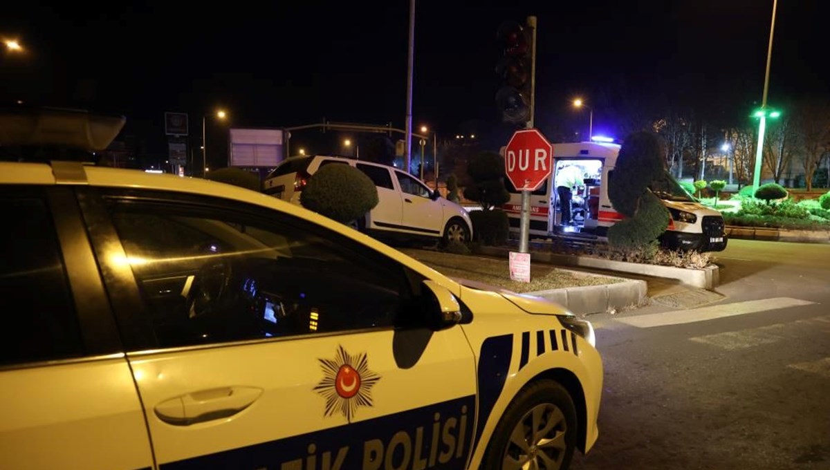 Kaza yapan alkollü sürücü yardıma gelenlerden sigara istedi Kaza yapan alkollü sürücü yardıma gelenlerden sigara istedi