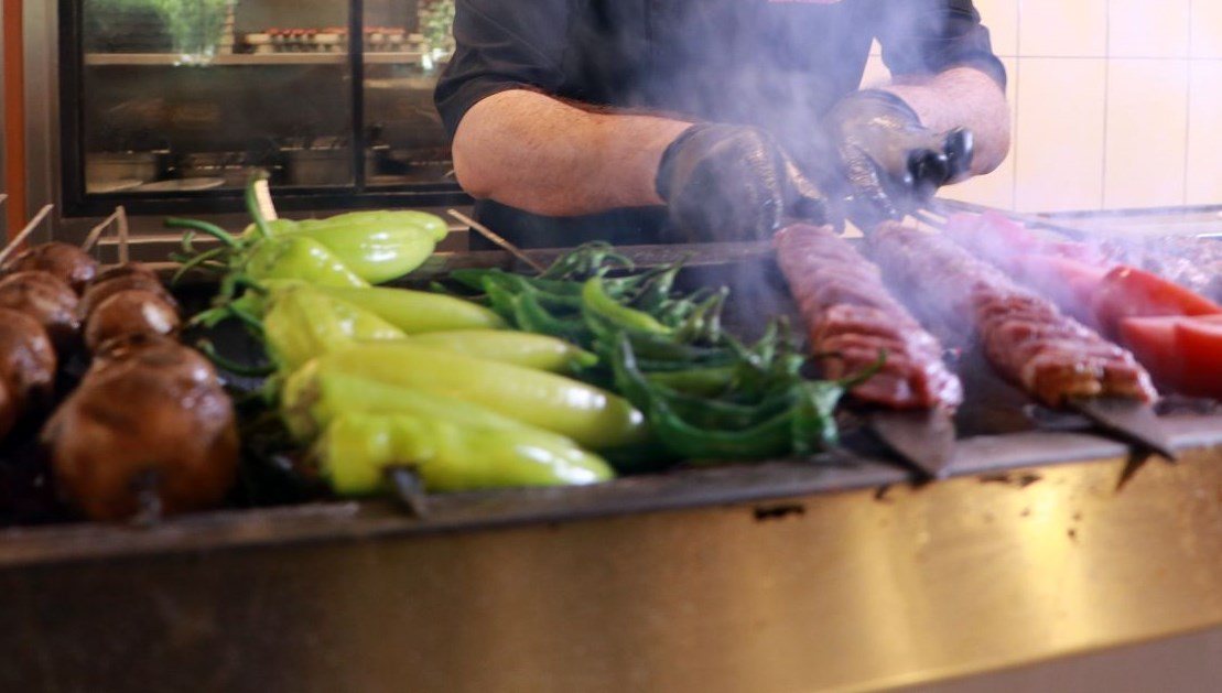 Adıyla şaşırtan ‘iki yüzlü kebap' yoğun ilgi görüyor
