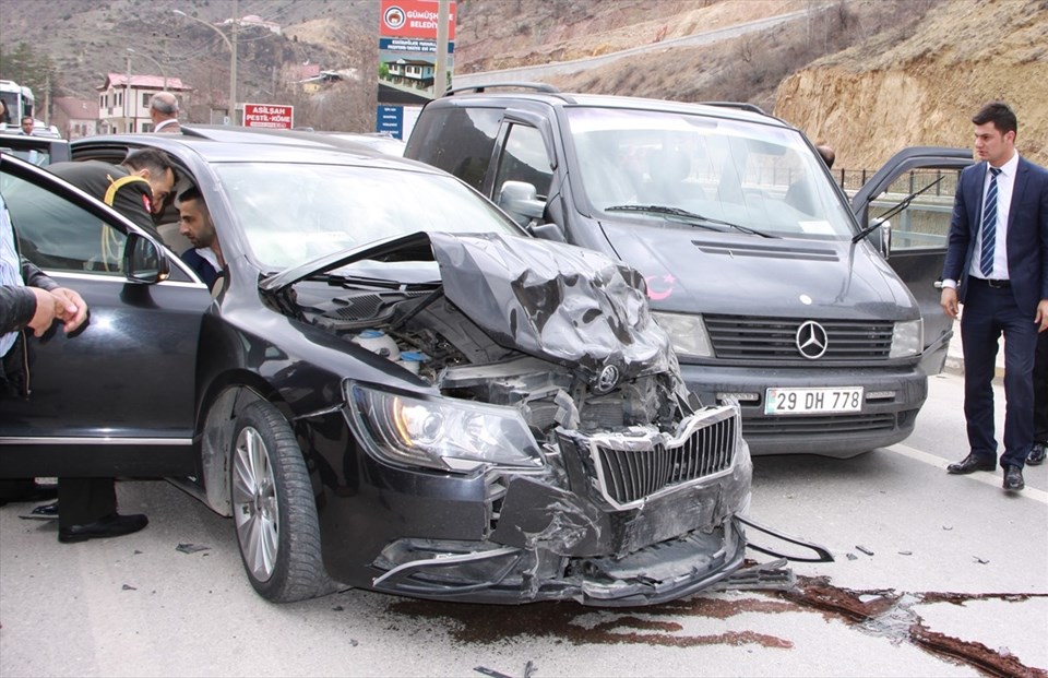 Milli Savunma Bakanı Işık'ın konvoyunda kaza: 5 yaralı - 1