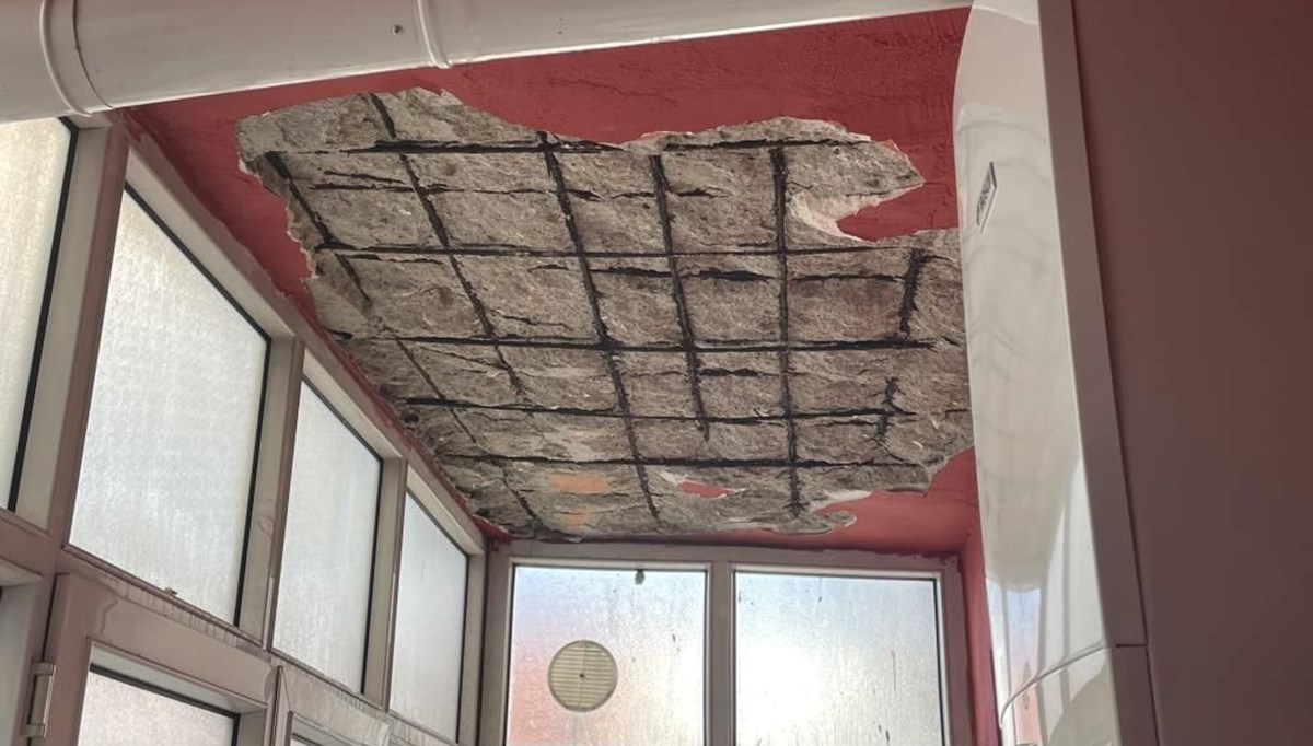 Çınarcık’taki deprem İstanbul’da bir evin balkonunda çökmeye neden oldu Çınarcık’taki deprem İstanbul’da bir evin balkonunda çökmeye neden oldu