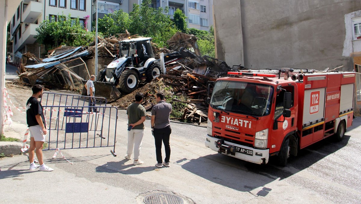 Sinop'ta 3 katlı metruk bina çöktü