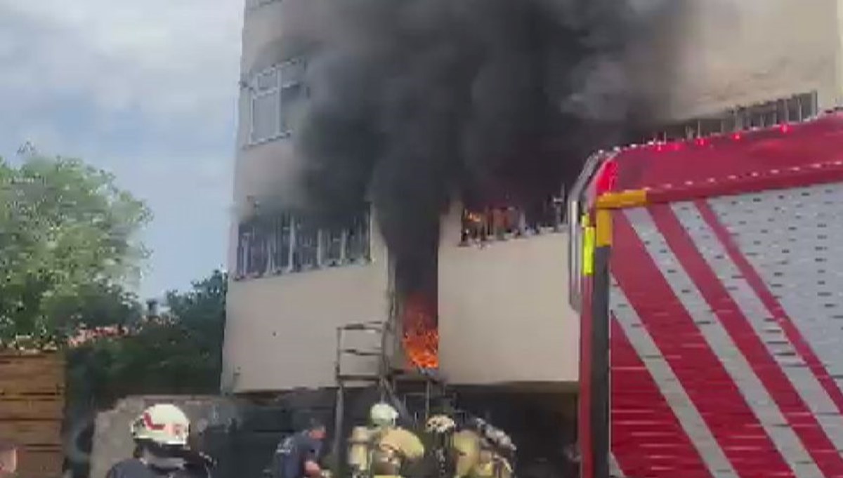 Arnavutköy'de lastik deposunda yangın