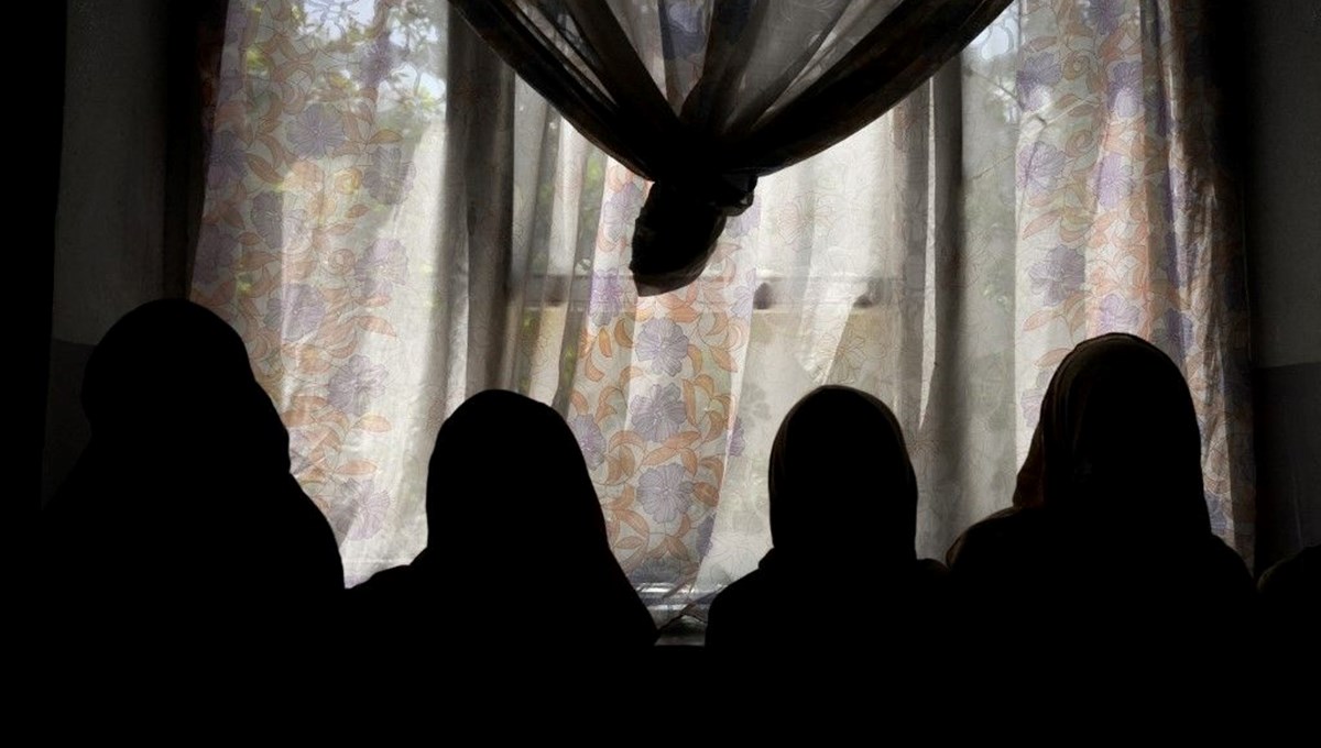 Taliban kadın yazarların kitaplarını yasakladı