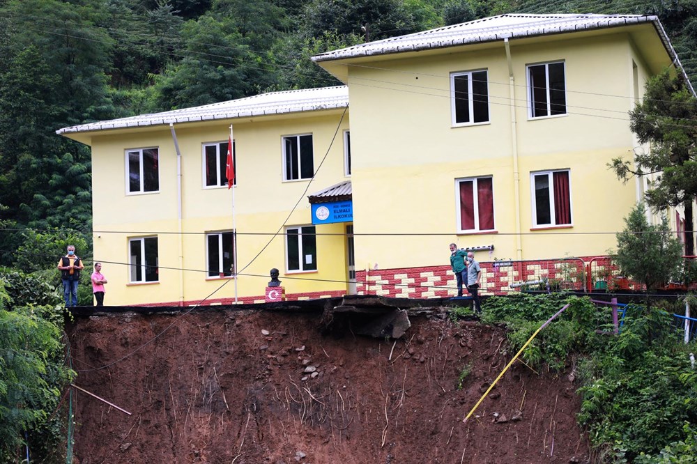 Rize'de heyelan: Okulun bahçesi çöktü - 2