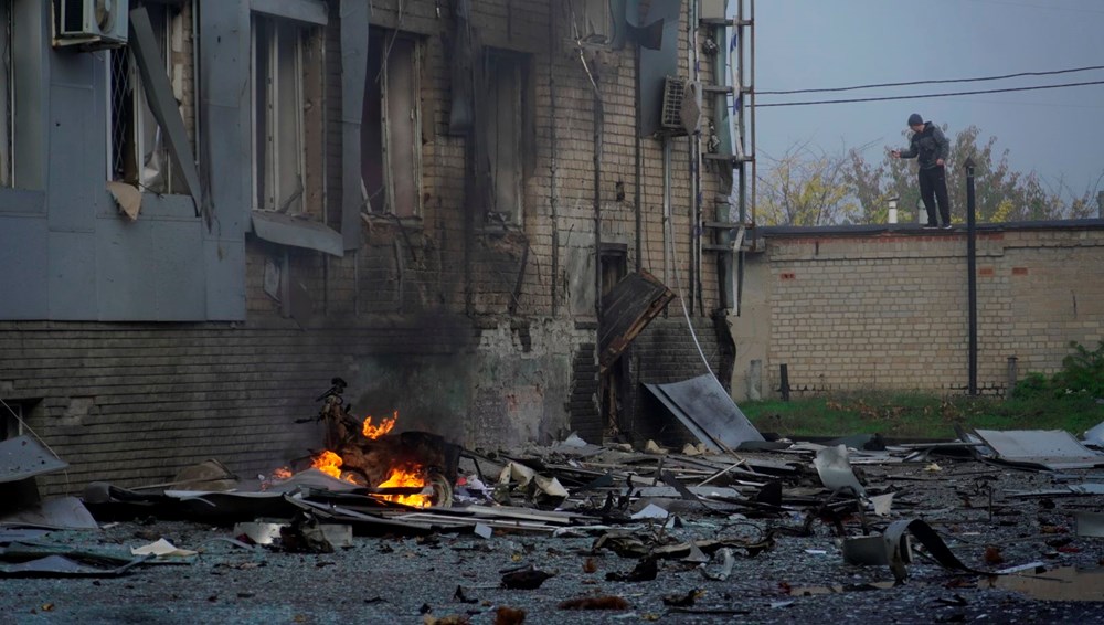 Rusya'nın ilhak ettiği Melitopol'de televizyon istasyonu önünde bomba yüklü araç patladı - 6