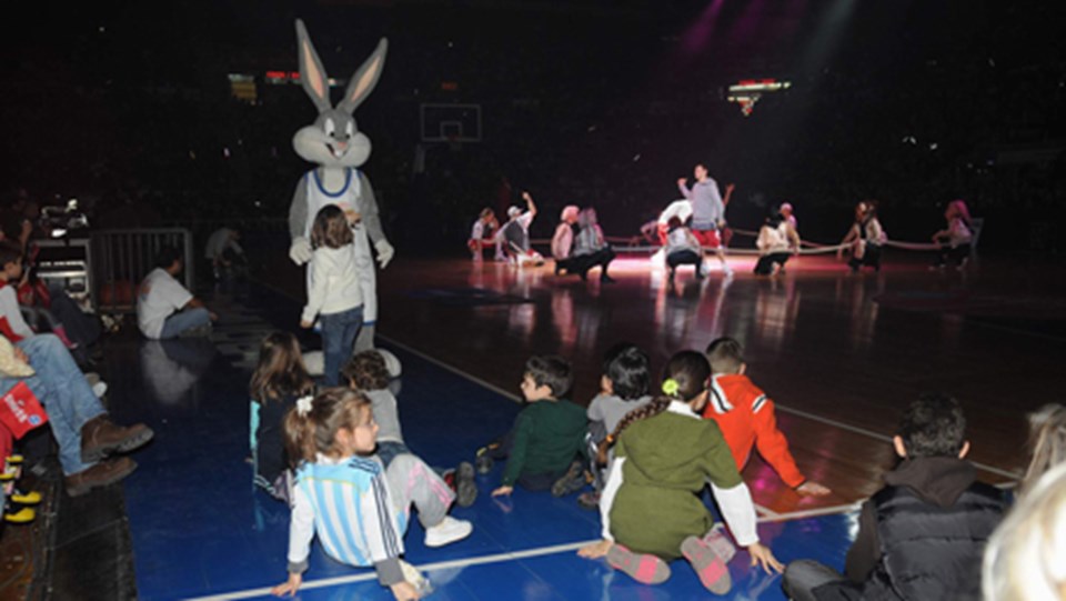 Ünlüler Bugs Bunny ile 'basket show'a koştu - 5