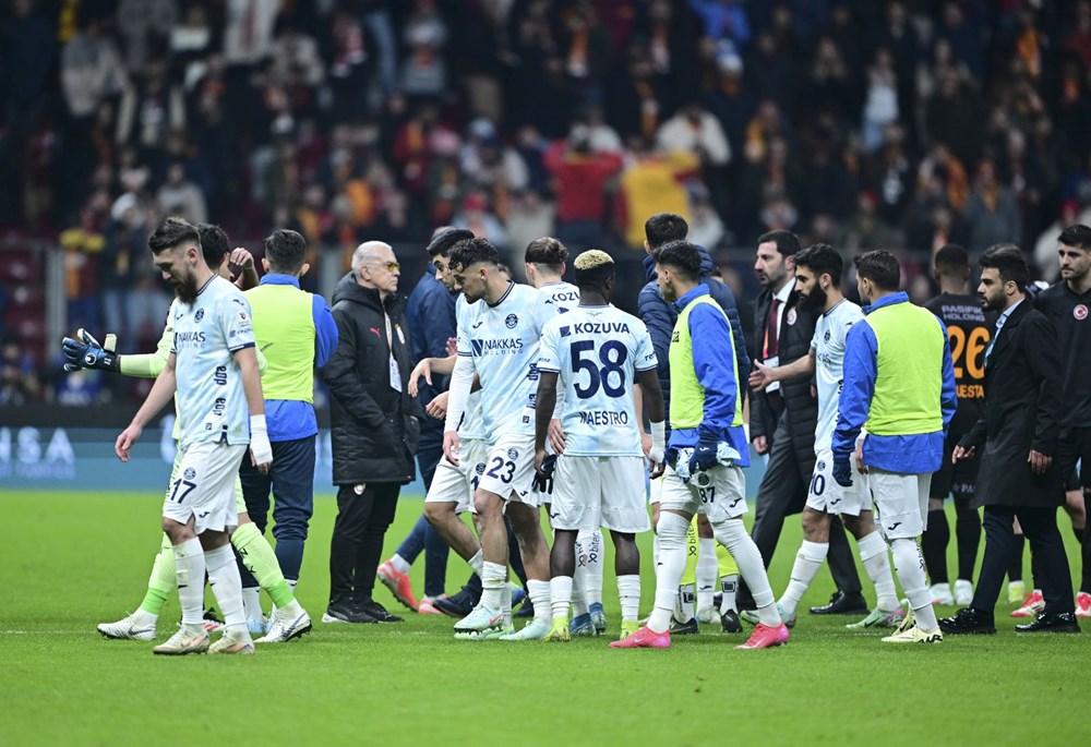 Adana Demirspor, Galatasaray maçında sahadan çekildi: Mücadele tatil edildi! - 9