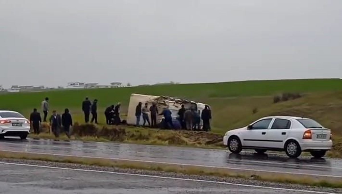 Diyarbakır Silvan karayolunda araç takla attı: 5 yaralı Diyarbakır Silvan karayolunda araç takla attı: 5 yaralı