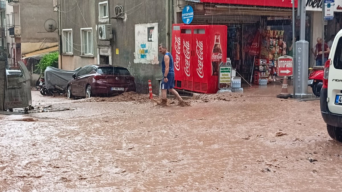 İzmit'te sağanak hayatı felç etti