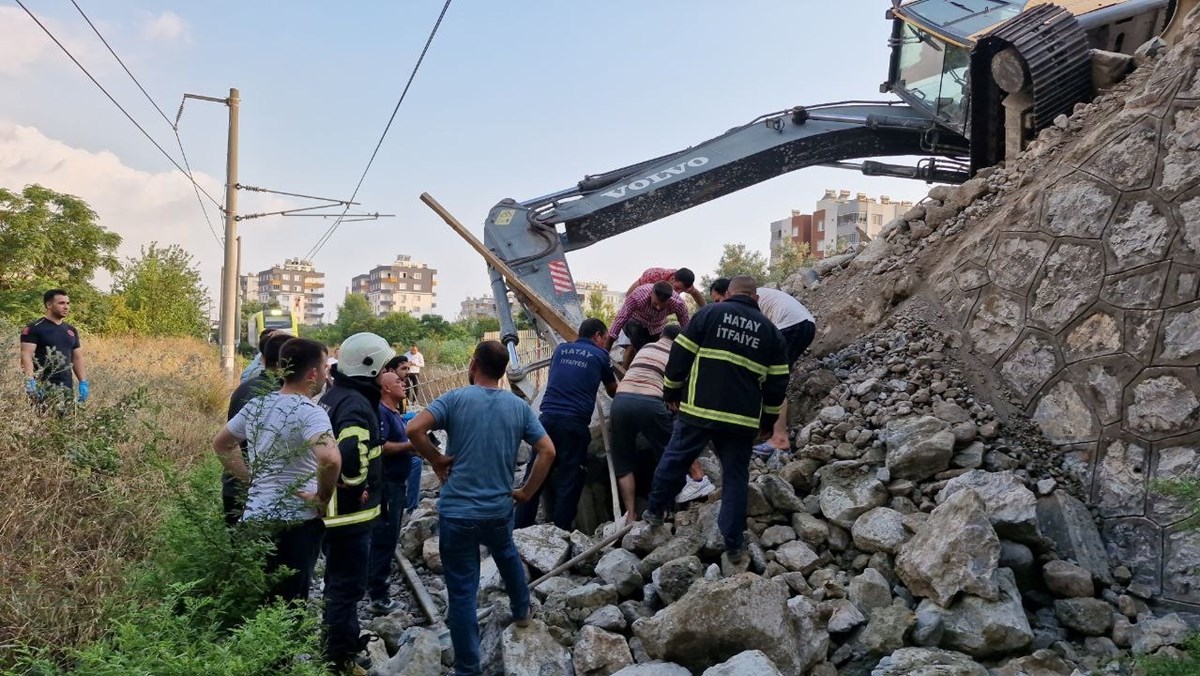 İnşaat alanında toprak kayması: Operatörü kurtarmak için çalışma başaltıldı