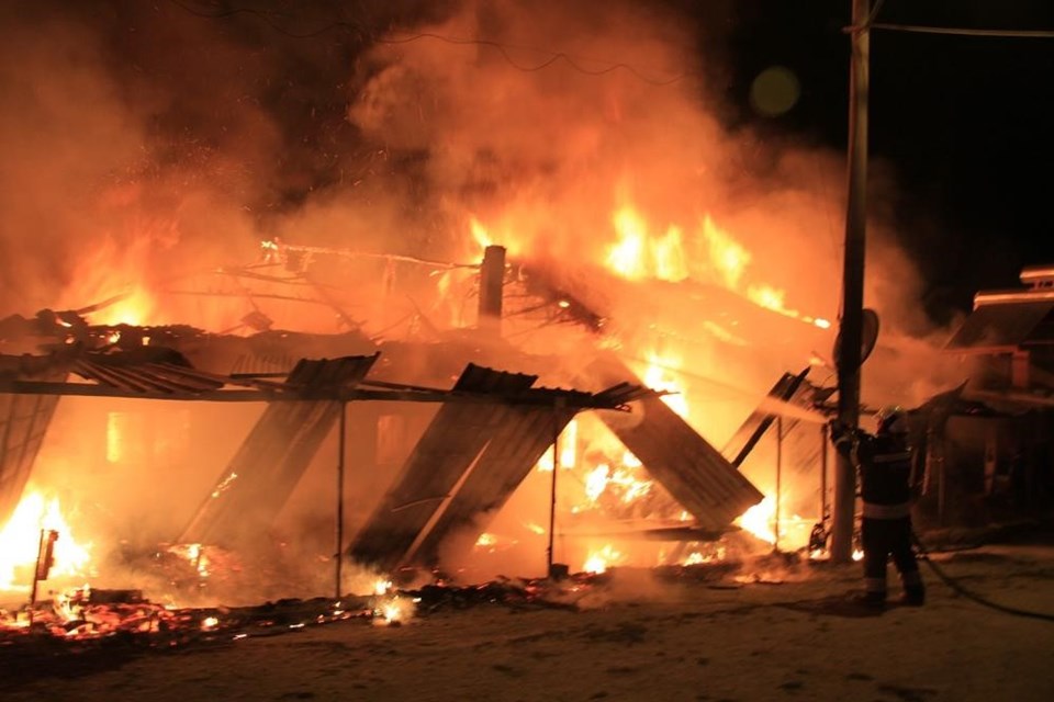 Manisa'da yangın: 2 ev kül oldu - 1