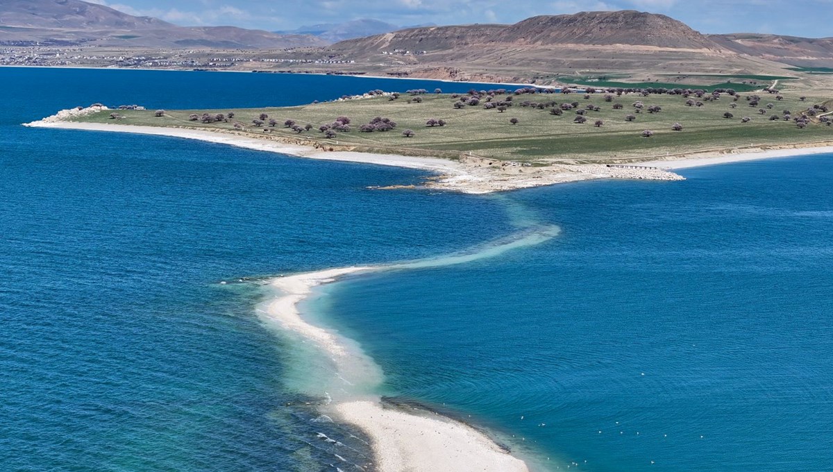 Van Gölü çekildikçe ortaya çıktı