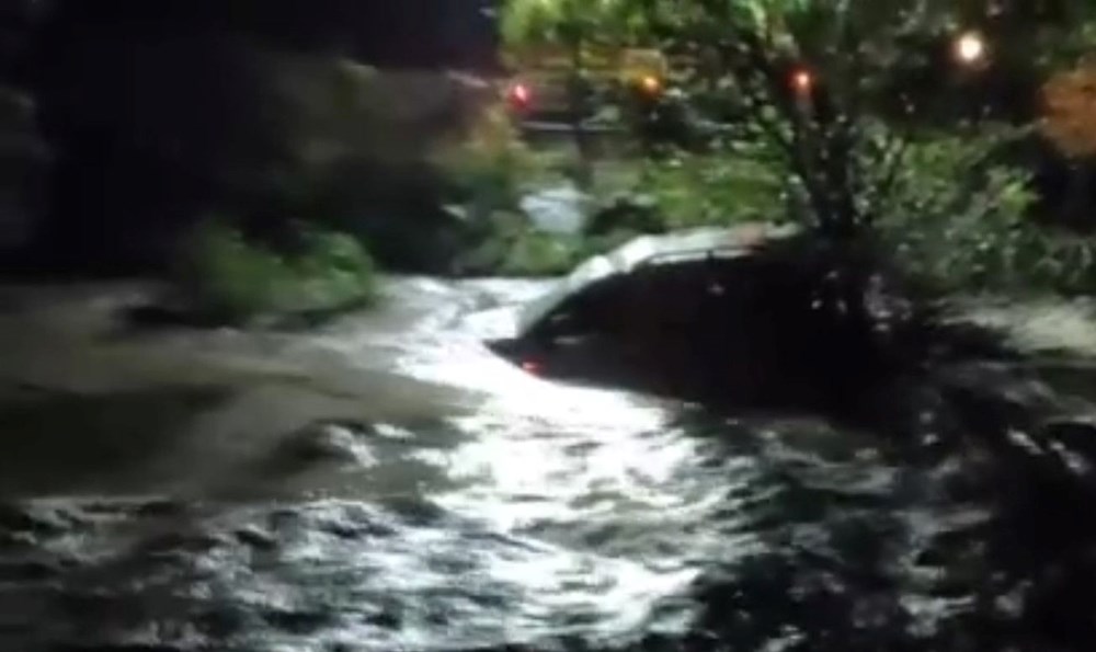 Erzurum’da heyelan otomobili dereye sürükledi: Anne öldü, 10 aylık çocuk aranıyor - 3