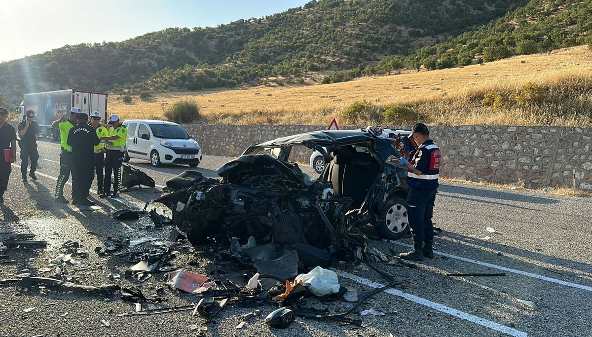 Adıyaman'da kafa kafaya feci kaza: Biri bebek 4 ölü, 3 yaralı