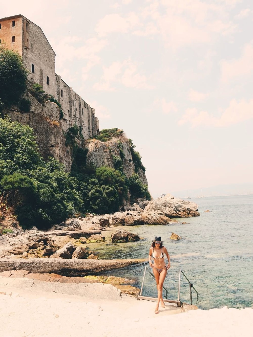 Hande Erçel'den yeni tatil pozları: Bu kez Cannes'a gitti - 3