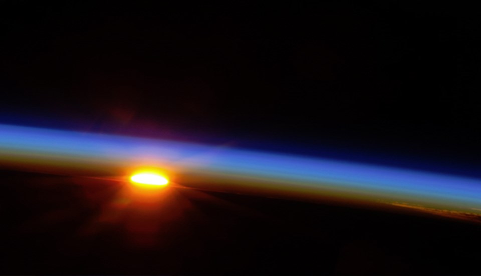 UUİ'de 10 Mayıs'ta çekilen fotoğrafta, Güney Pasifik üzerinde güneşin doğuşu görülüyor (Büyütmek için tıklayın).