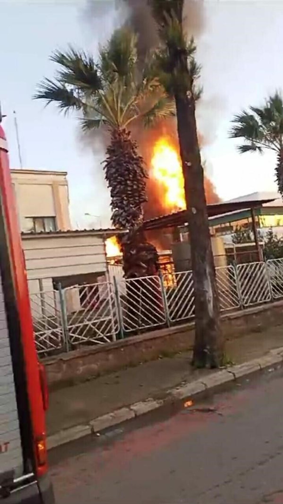 İzmir'de parfüm fabrikasında yangın: 1 ölü, 3 yaralı - 1