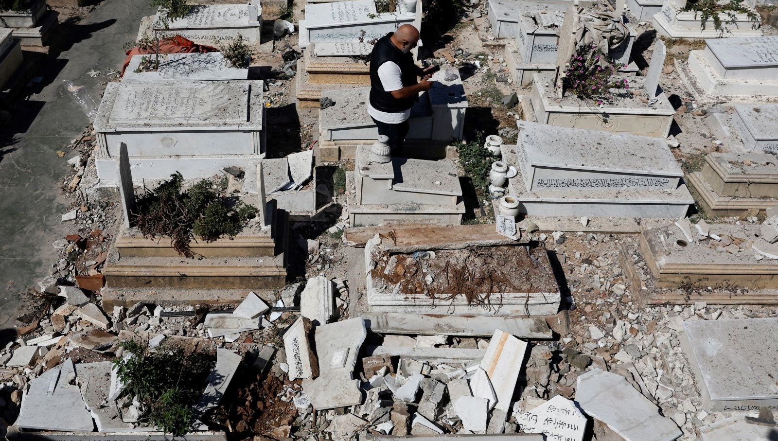 Lübnan'da son durum: İsrail saldırılarında 127'si çocuk, 2 bine yakın kişi öldü