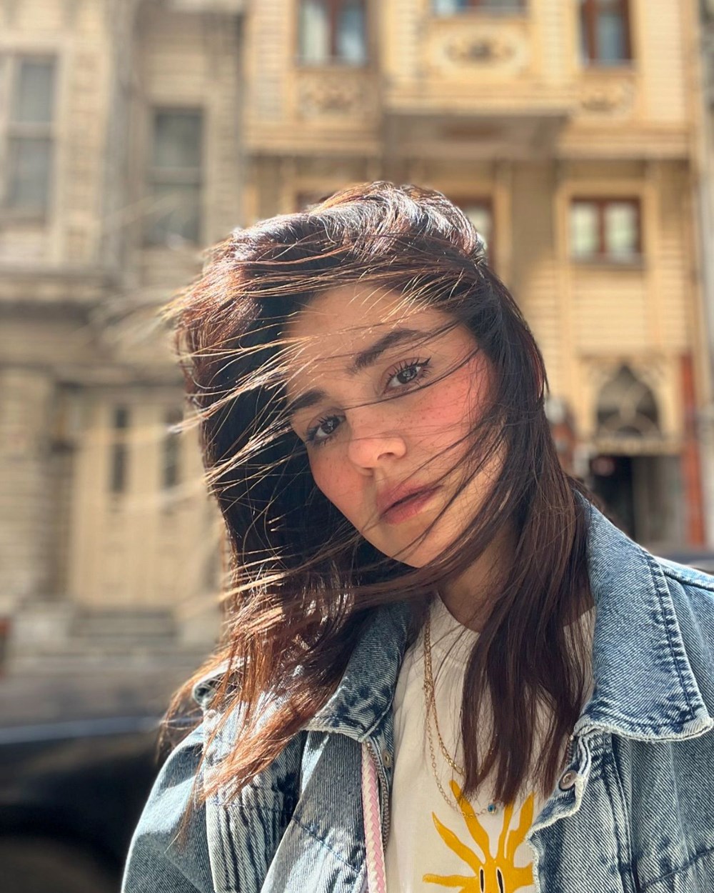 Su Burcu Yazgı Coşkun'dan nostaljik kare (Ünlülerin çocukluk ve gençlik halleri) - 136