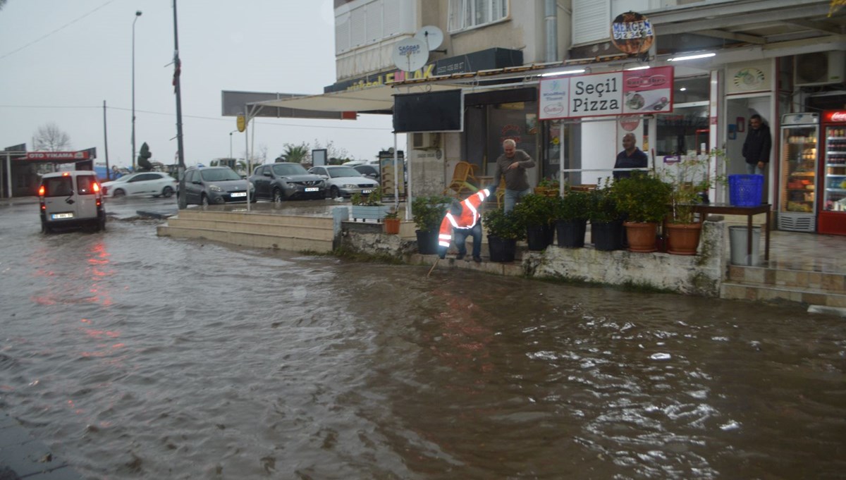 Ayvalık'ta kuvvetli sağanak yolları göle çevirdi Ayvalık'ta kuvvetli sağanak yolları göle çevirdi