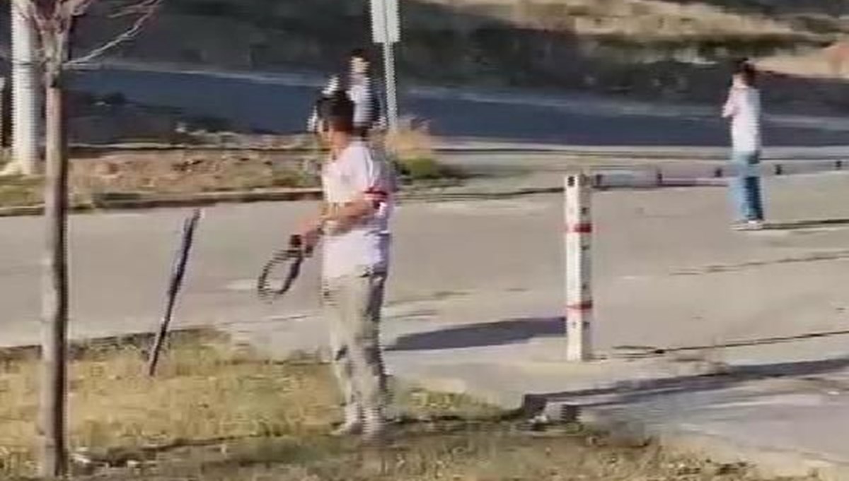 Yolda yürüyen 2 gence Afganistan uyruklu 6 kişiden bıçak ve kemerli saldırı Yolda yürüyen 2 gence Afganistan uyruklu 6 kişiden bıçak ve kemerli saldırı
