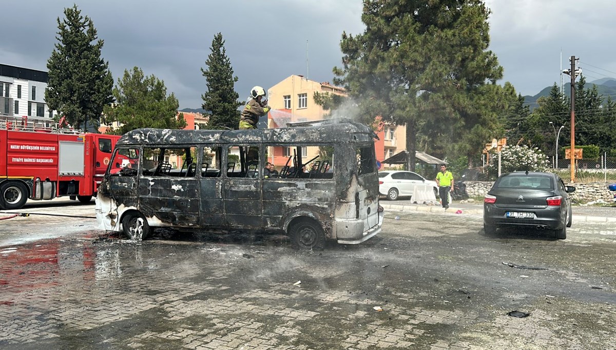 Dörtyol'da minibüs yangını Dörtyol'da minibüs yangını