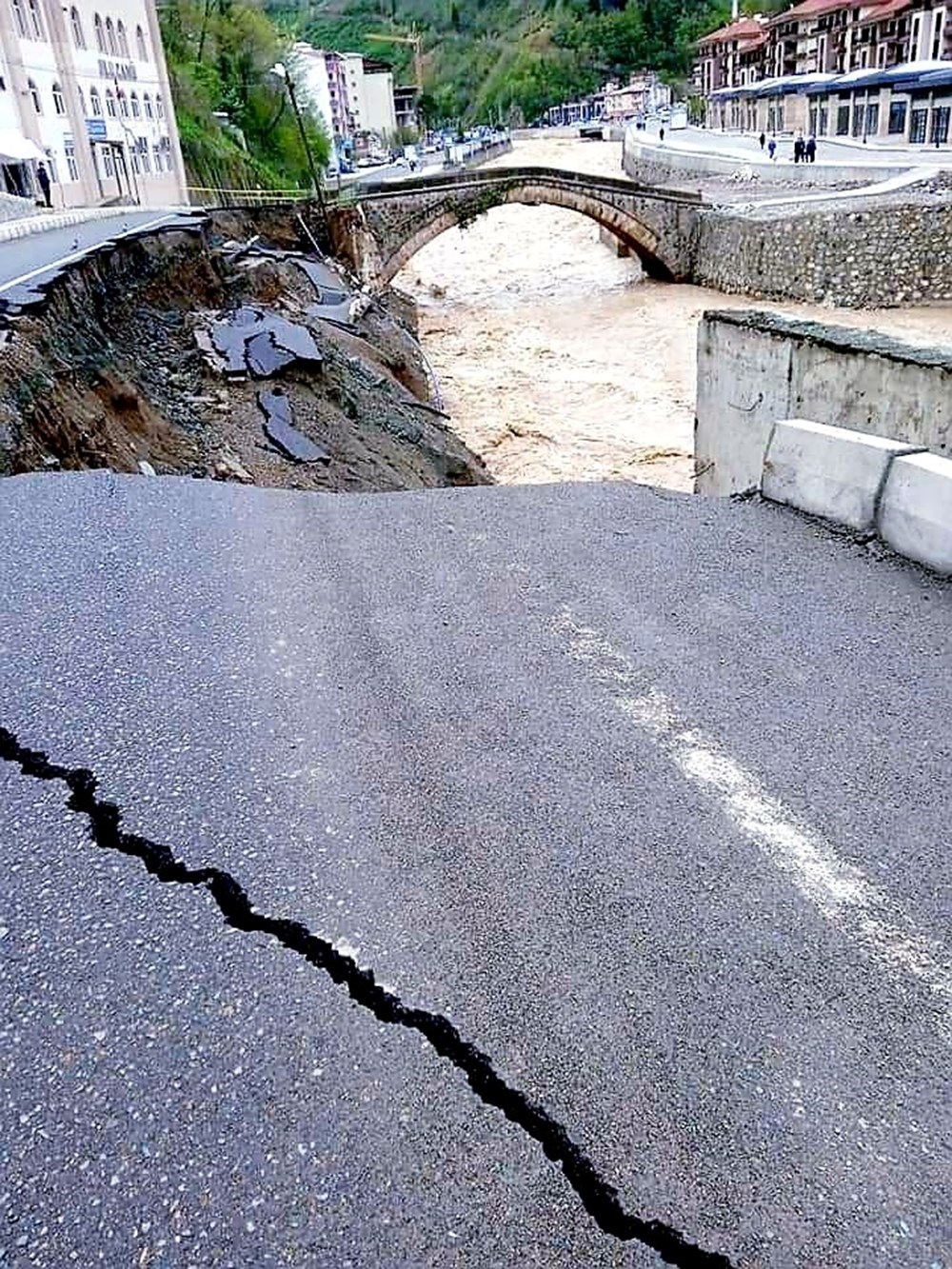 Giresun'da dere taştı, yol çöktü - 4