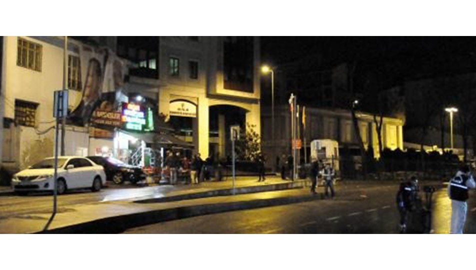 AK Parti önündeki polis noktasına ateş açıldı