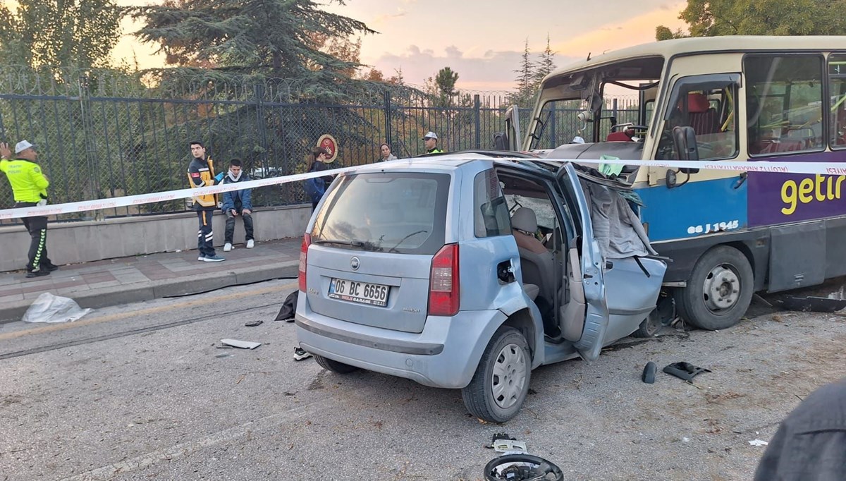 Ankara'da otomobil ile minibüs kafa kafaya çarpıştı: 1 ölü, 14 yaralı