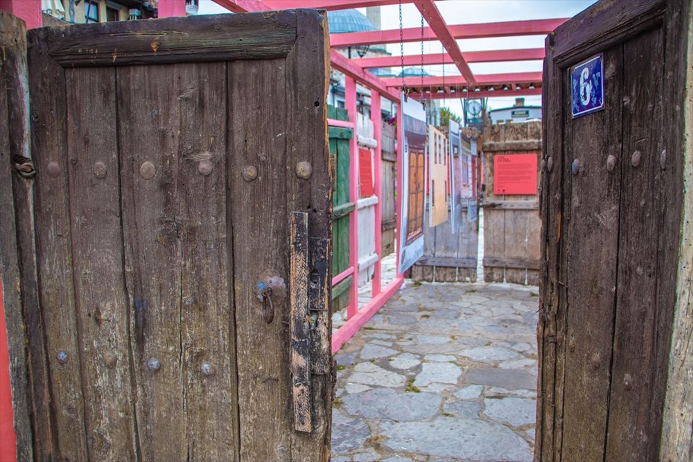 Prizren'in yıkılan evlerinin kapı ve pencereleri sergide buluştu - 2