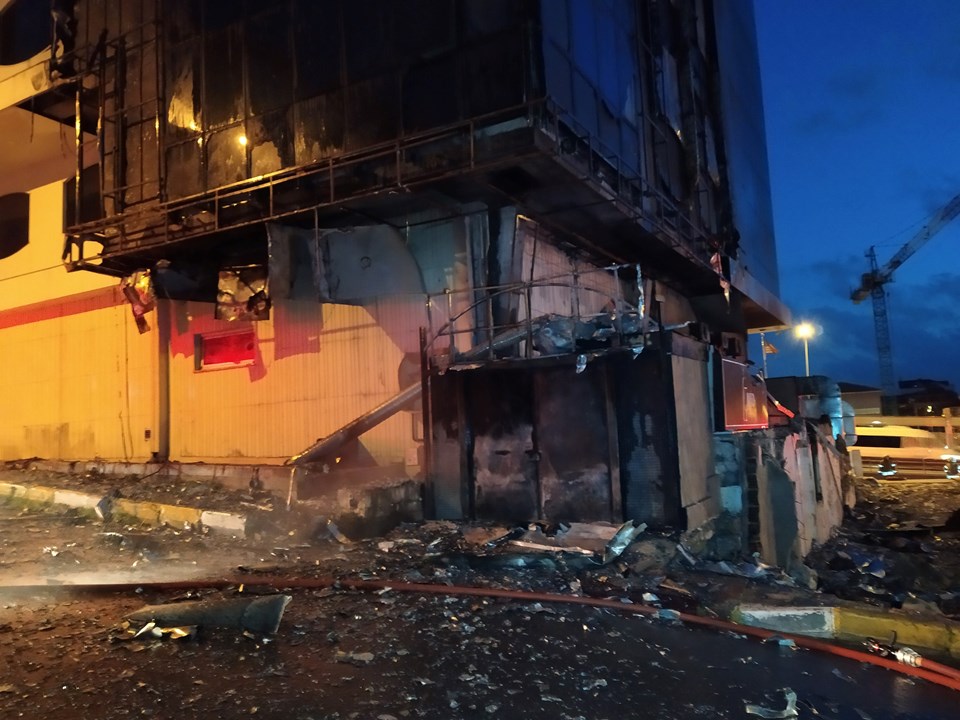 İstanbul'da 5 katlı otel alev alev yandı - 1