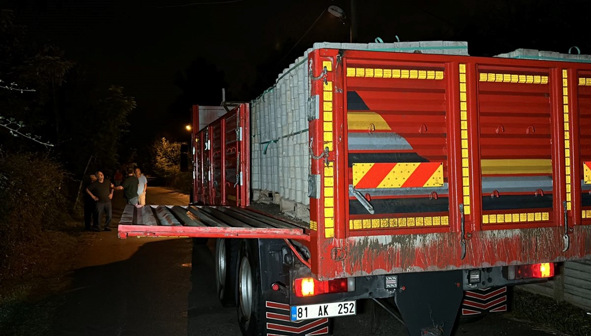 Tedbirsizlik can aldı: Kamyonun açık kalan kapağı camiye giden yaşlı adama çarptı