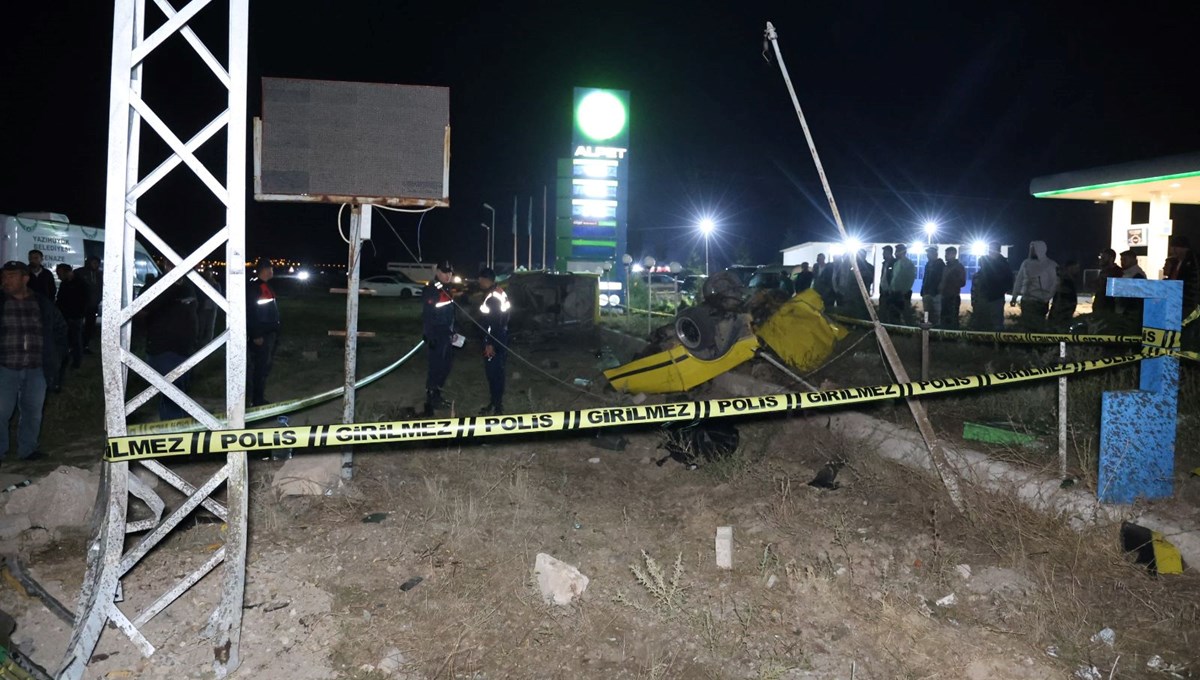 Aydınlatma direğine çarpan otomobil ikiye bölündü: 1 ölü, 3 yaralı Aydınlatma direğine çarpan otomobil ikiye bölündü: 1 ölü, 3 yaralı