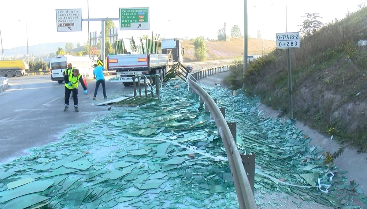 TIR'ın kasasındaki camlar yola savruldu: Trafik durma noktasına geldi TIR'ın kasasındaki camlar yola savruldu: Trafik durma noktasına geldi