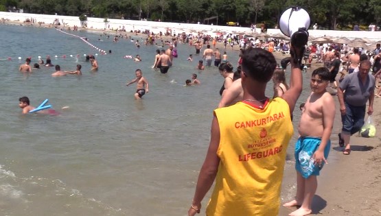 İstanbul'da Sıcak havadan bunalanlar plajları doldurdu