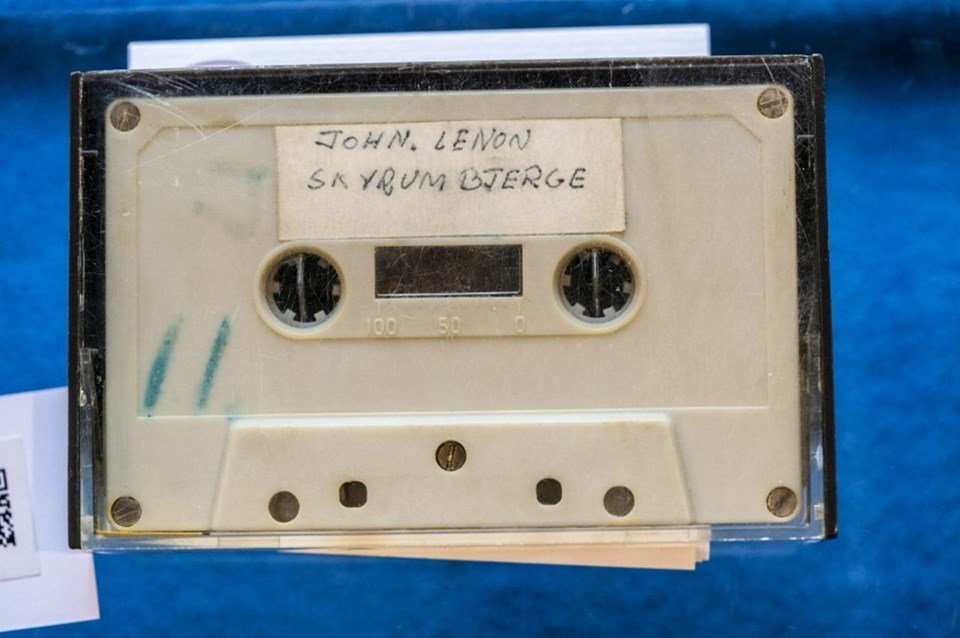 John Lennon'ın yayınlanmamış ses kaydının olduğu kaset açık artırmada satıldı - 1