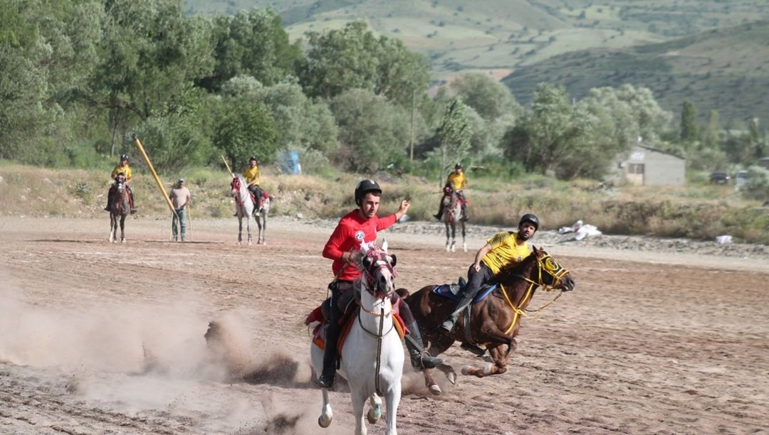 Dede Korkut diyarı Bayburt'ta cirit şöleni yaşanıyor! Attan düştüler kalkıp devam ettiler