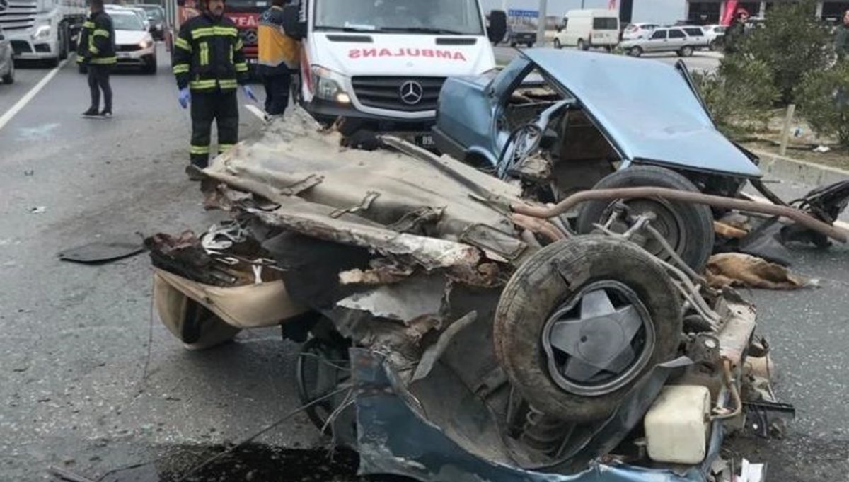 Takla atan otomobil ikiye bölündü: 3 kişi yaralandı Takla atan otomobil ikiye bölündü: 3 kişi yaralandı