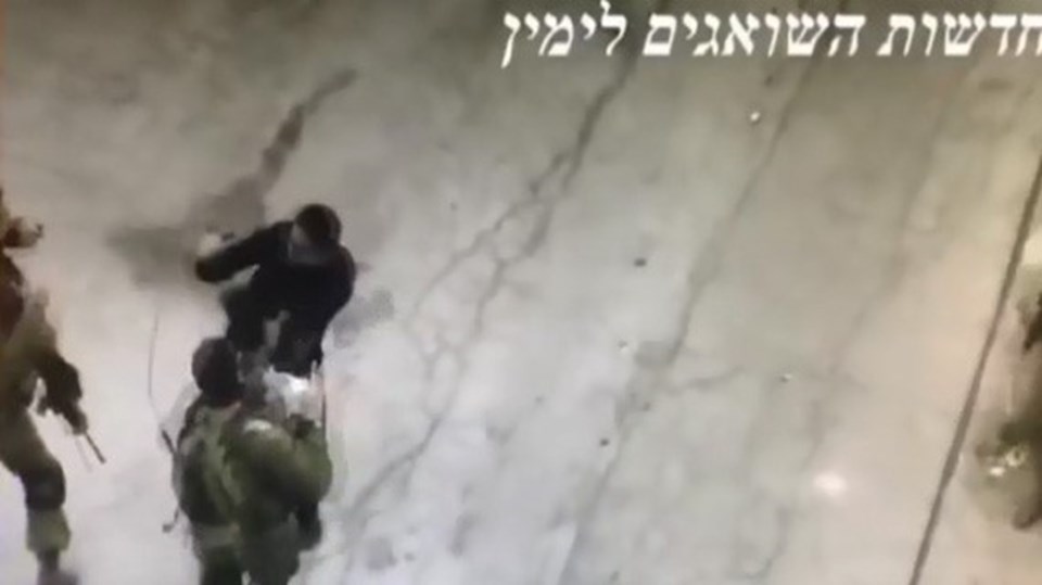 İsrail askerini bıçaklamaya çalışan Filistinli genç öldürüldü - 1