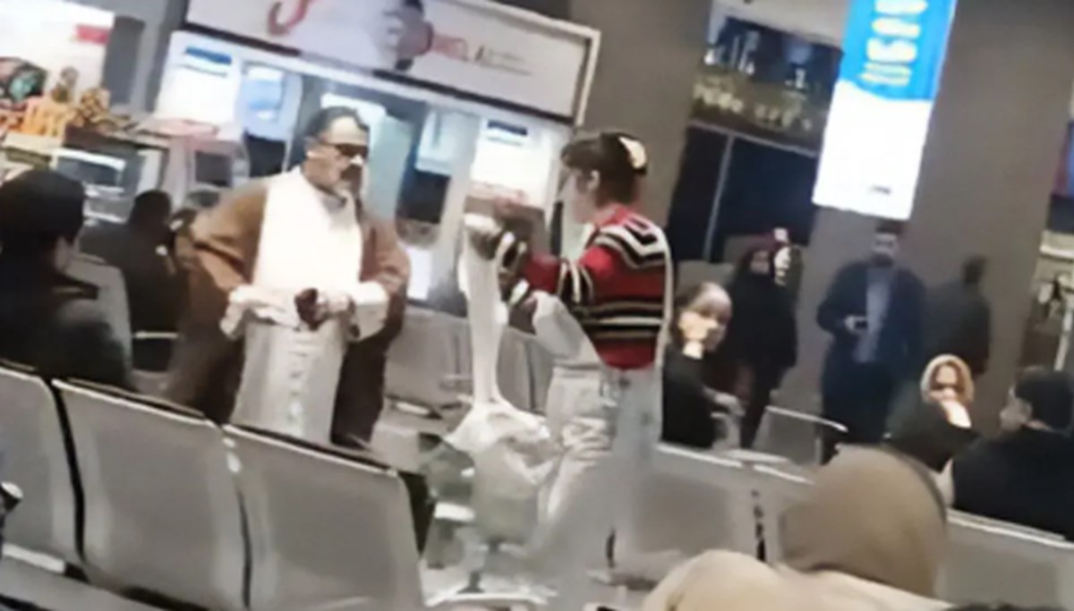 Havaalanında protesto: Öfkelenen İranlı kadın mollanın sarığını çıkarıp başörtüsü yaptı! Havaalanında protesto: Öfkelenen İranlı kadın mollanın sarığını çıkarıp başörtüsü yaptı!