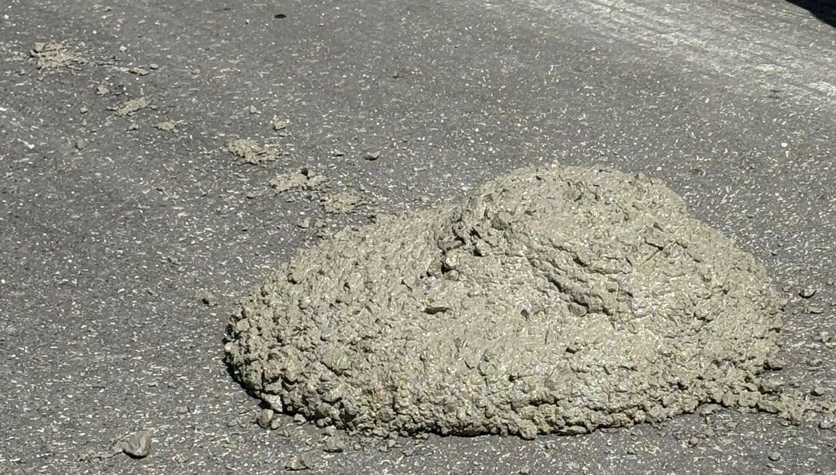Çevreyi kirleten beton mikseri sürücüsü cep telefonu kamerasına yansıdı