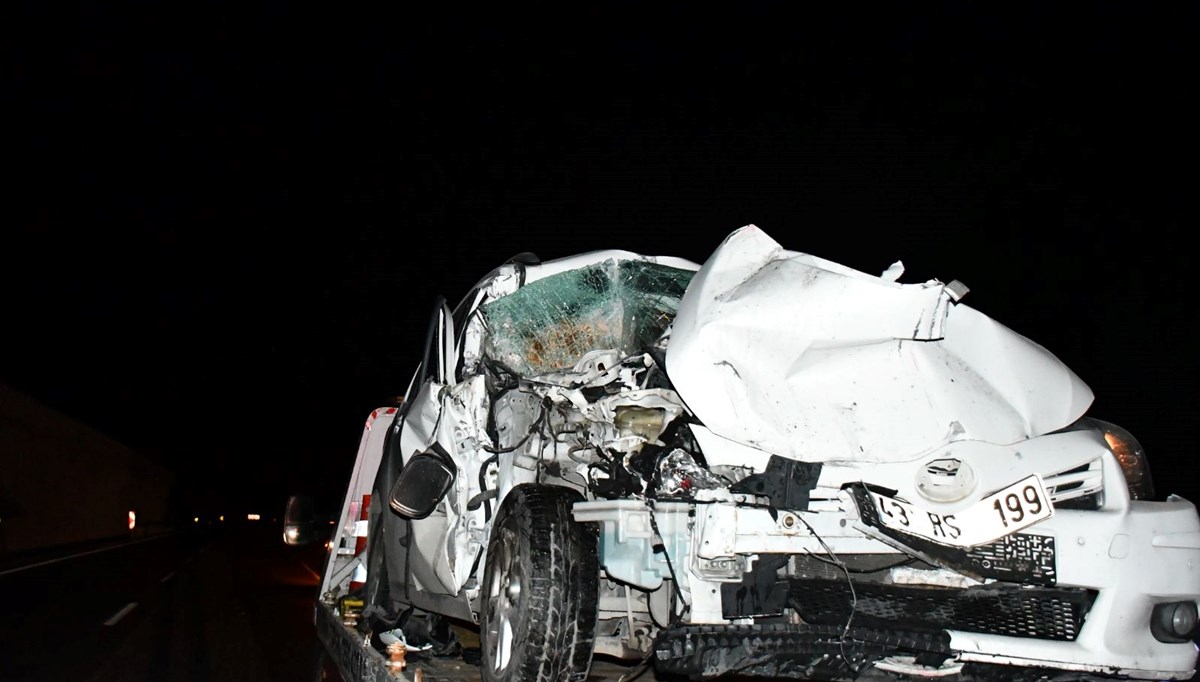 Bilecik'te kamyona çarpan otomobildeki 5 kişi yaralandı Bilecik'te kamyona çarpan otomobildeki 5 kişi yaralandı