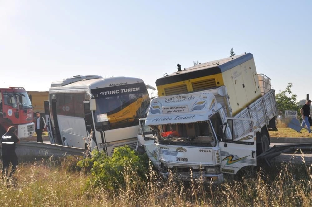 Tekirdağ’da işçi servislerine kamyonet çarptı: 18 yaralı - 1