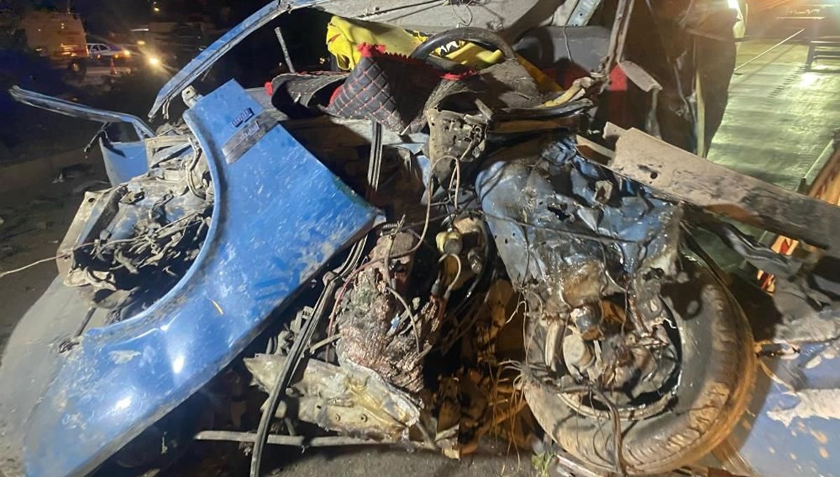 Karşı şeride geçen otomobil ortalığı savaş alanına çevirdi: 4 yaralı Karşı şeride geçen otomobil ortalığı savaş alanına çevirdi: 4 yaralı