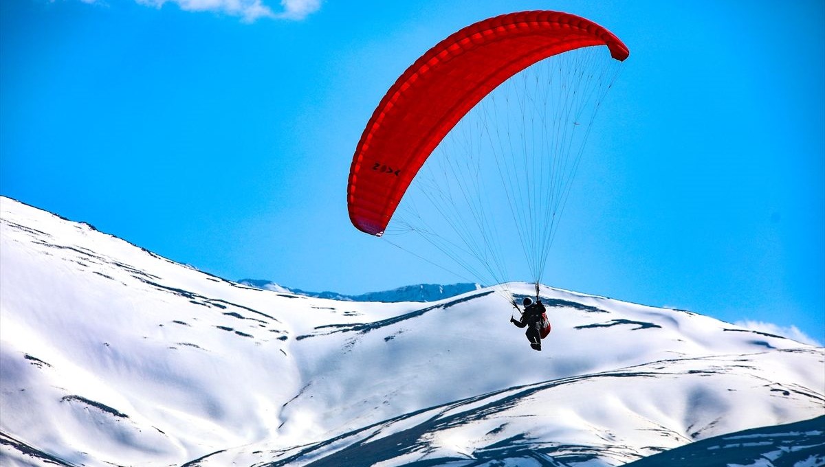 Yamaç paraşütü tutkunlarının yeni gözdesi: Van Gölü koyları